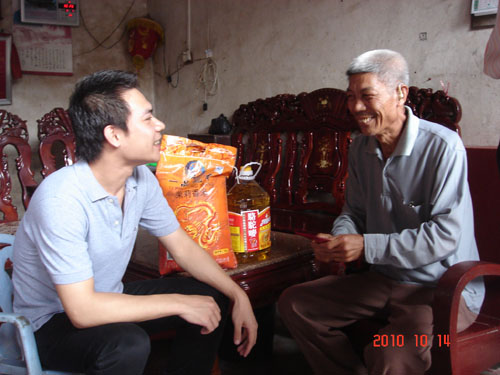 由团县委书记方丹阳,惠来宾馆总经理章栩生带领的慰问组一行到岐石镇