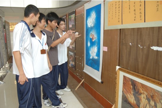 清新县凤霞中学组织学生干部到县少年宫参观清新县首届法制宣传书画