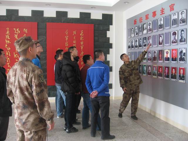 参观连史馆后,部队官兵还带领青年们到"红一团"团史馆.