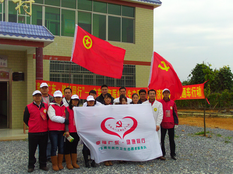 健康直通车开进新丰县回龙镇楼下村送医送药送健康