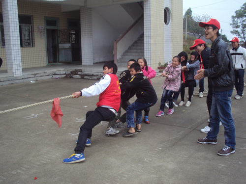 团惠来县委开展关爱农民工子女活动