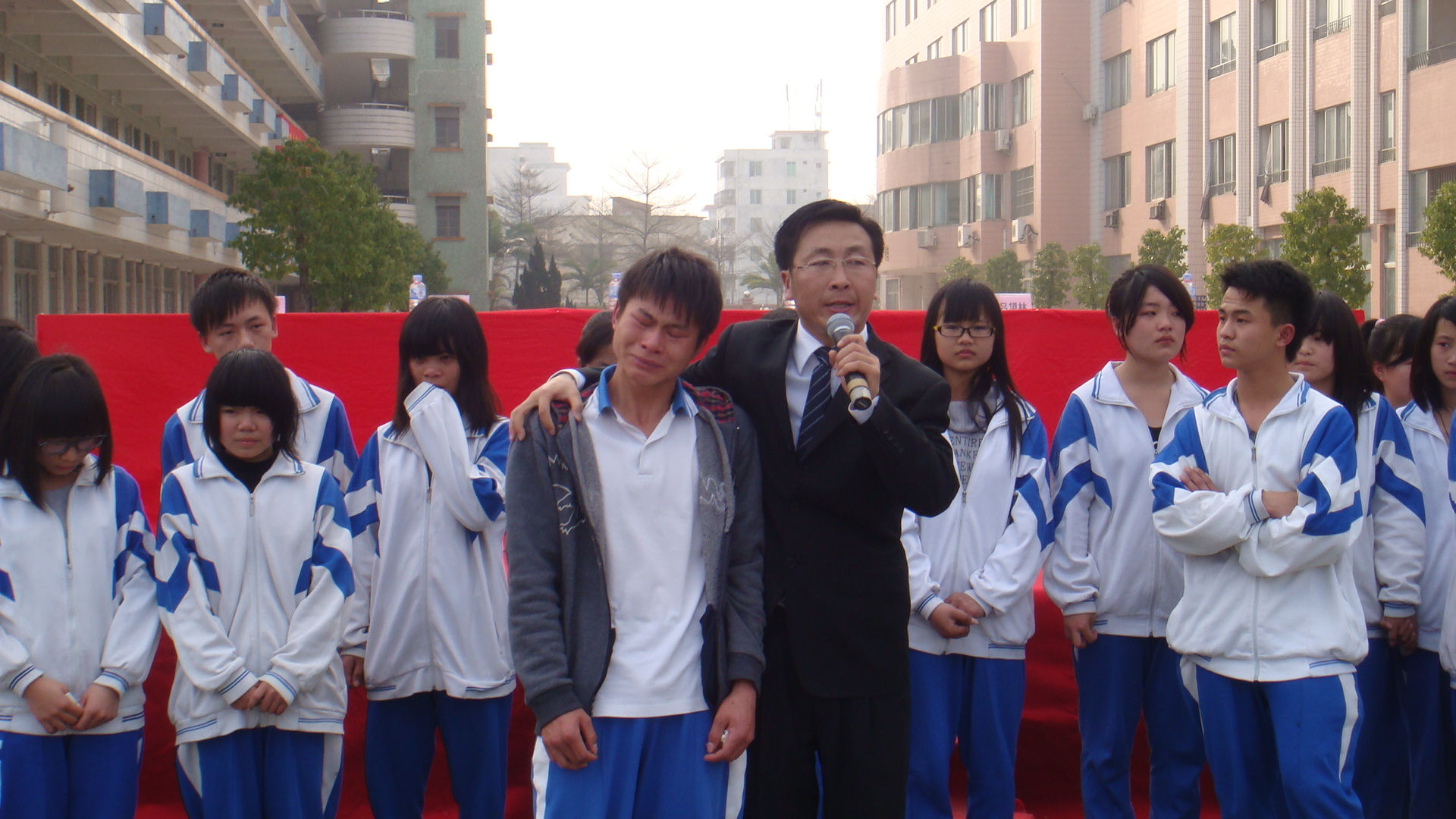 德庆县德城二中举办学会感恩与爱同行主题报告会