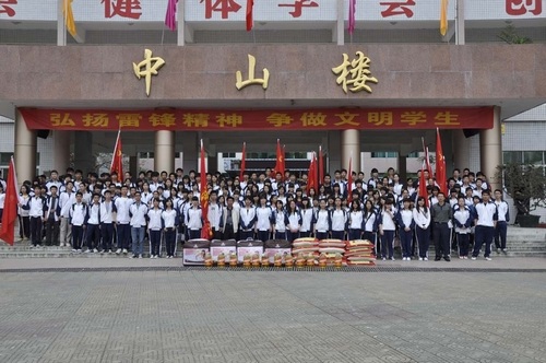 河田中学团委开展学雷锋活动慰问岳溪村部分困难群众