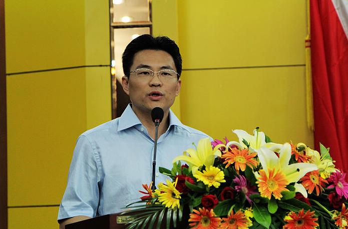 会前,陈宏宇副书记与东莞职业技术学院党委书记朱益民就共青团工作