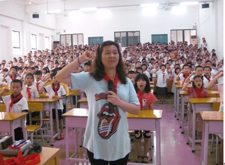 江门市外海中心小学举行新队员入队仪式