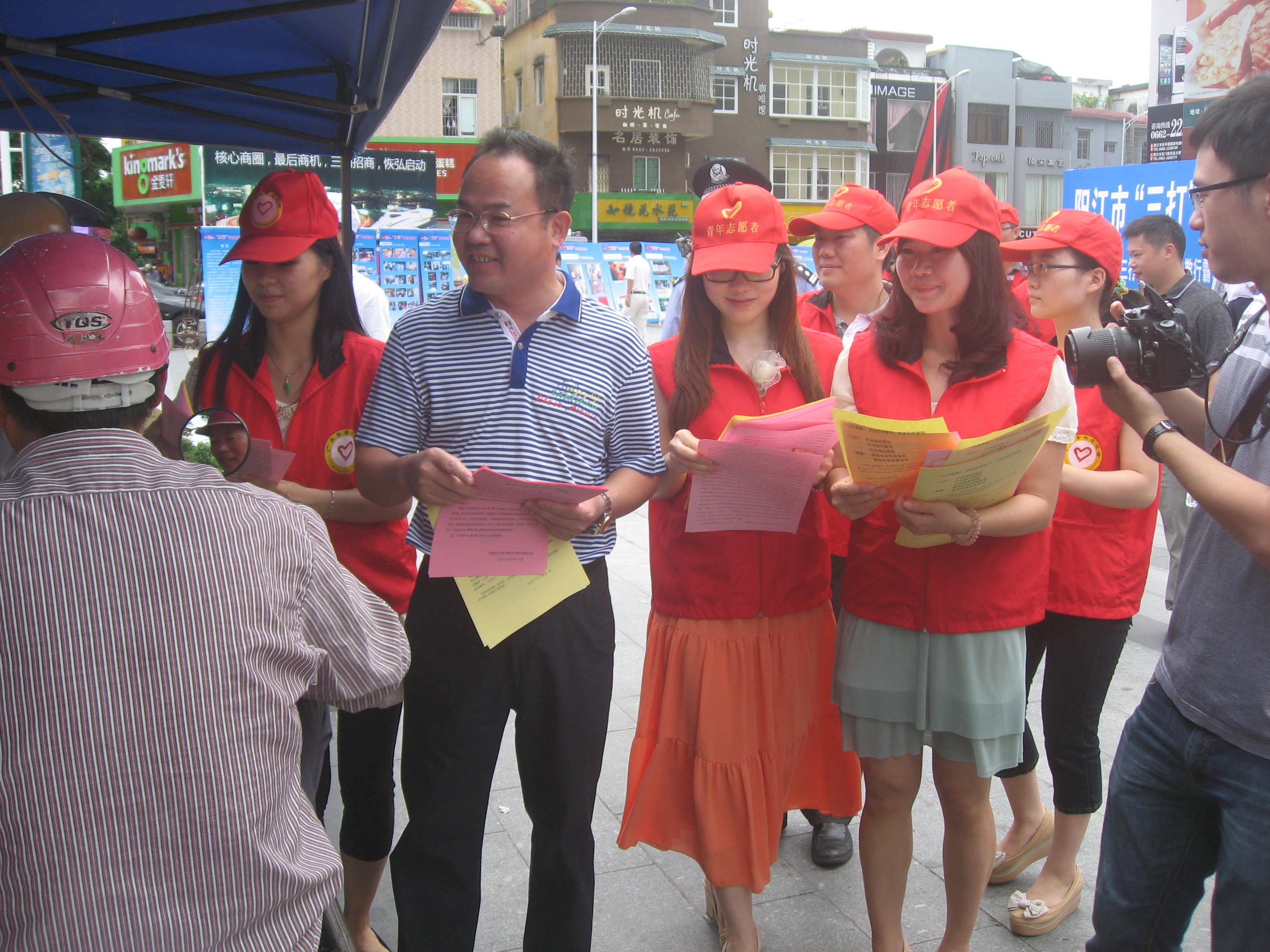 江城区政府区长陈启蒙与志愿者一起派发宣传单