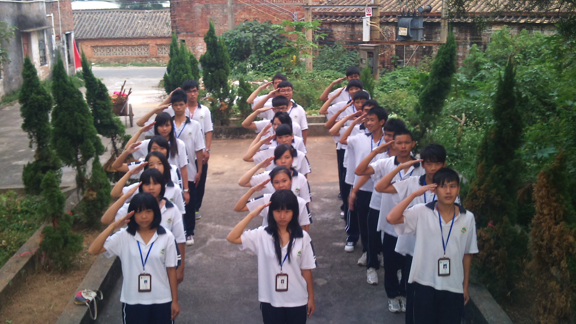 电白县水东中学开展粤志愿粤成长纪念革命烈士保洁烈士陵园的志愿服务