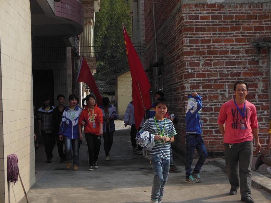 广宁县北市中学团委龙抬头日敬老之行