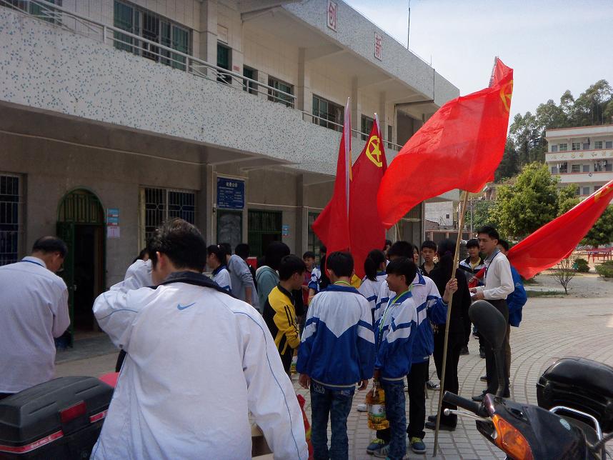 广宁县北市中学团委龙抬头日敬老之行