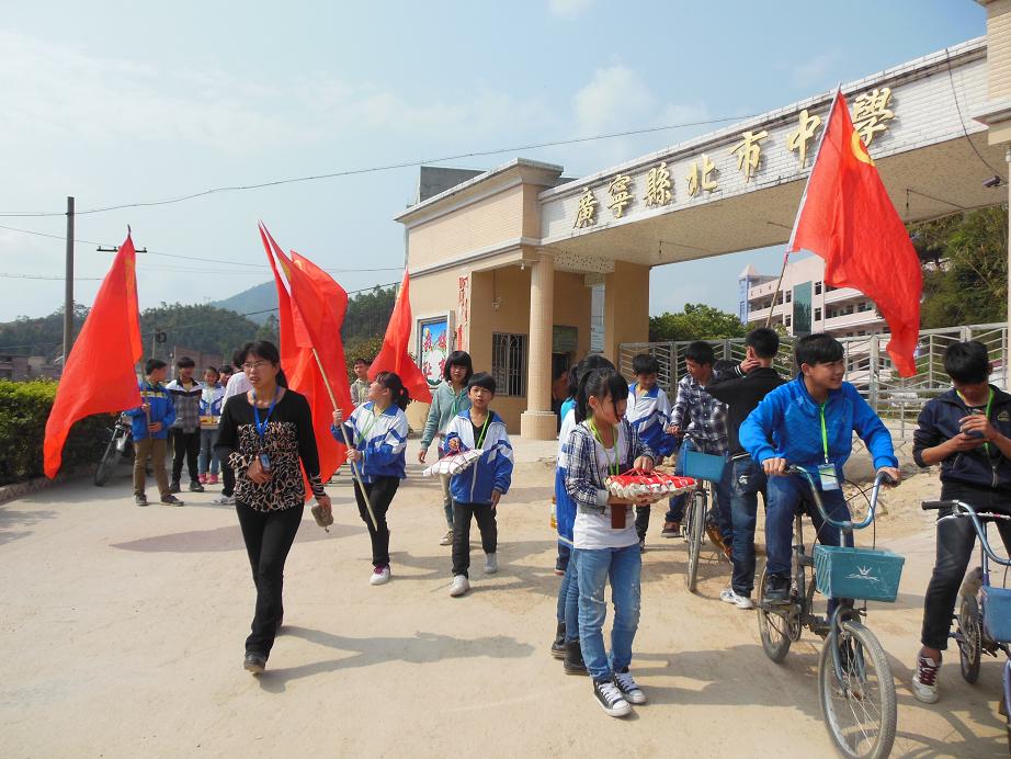 广宁县北市中学团委龙抬头日敬老之行