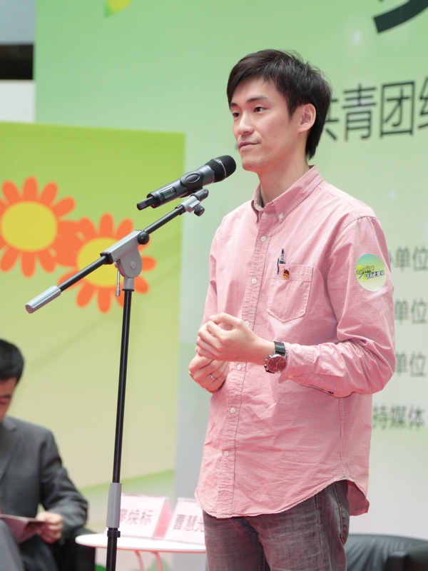 廖焕标在梦想分享嘉宾与观众在"青春梦想花房"贴上微梦想团省委书记