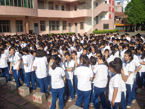 四会市东城中学举行新团员入团宣誓仪式