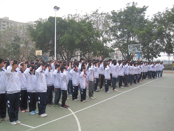 化州市那务中学举行2014年新团员入团宣誓仪式