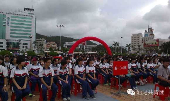 代表作了发言,全体中学生进行拒毒宣誓和签名;温国辉,吴紫骊,陈央