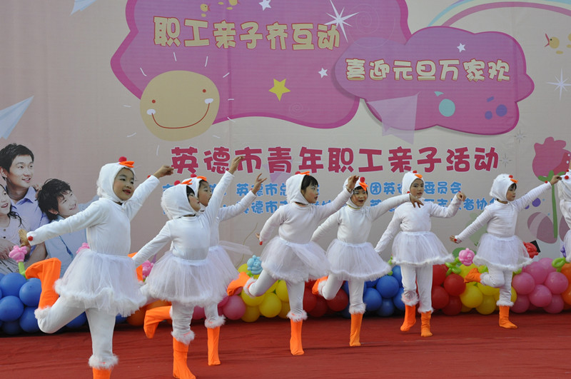 英德市第四小学表演舞蹈《咏鹅》