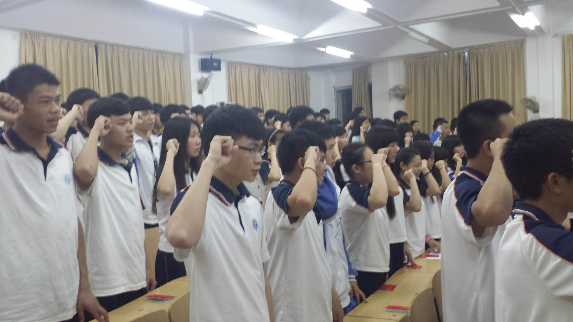 浈江区曲仁中学青春有梦扬帆起航2015年新团员入团仪式