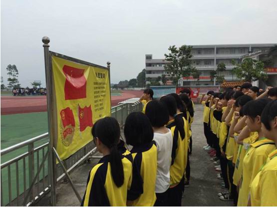 高要市大湾镇初级中学团总支举办入团宣誓活动