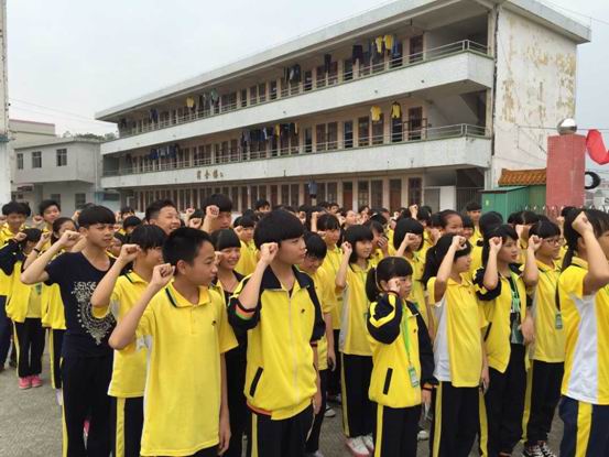 高要市大湾镇初级中学团总支举办入团宣誓活动