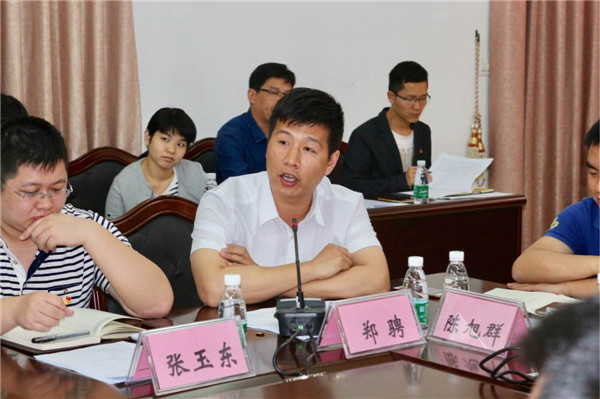 座谈过程中,揭阳第一中学副校长,团校校长黄维深介绍了揭阳一中的简要