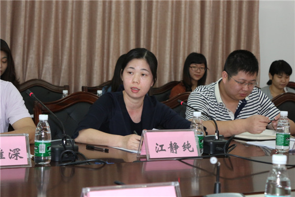 座谈过程中,揭阳第一中学副校长,团校校长黄维深介绍了揭阳一中的简要