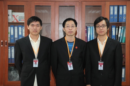 参加计算机网络管理员比赛的陈立准(左),李廷鸿(右),高建国(中)阮建勋