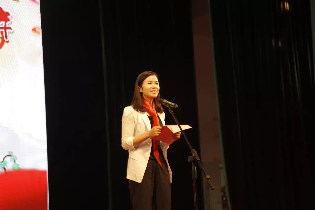 共青团肇庆市委员会书记唐莹上台致辞,鼓舞少年们积极向上.