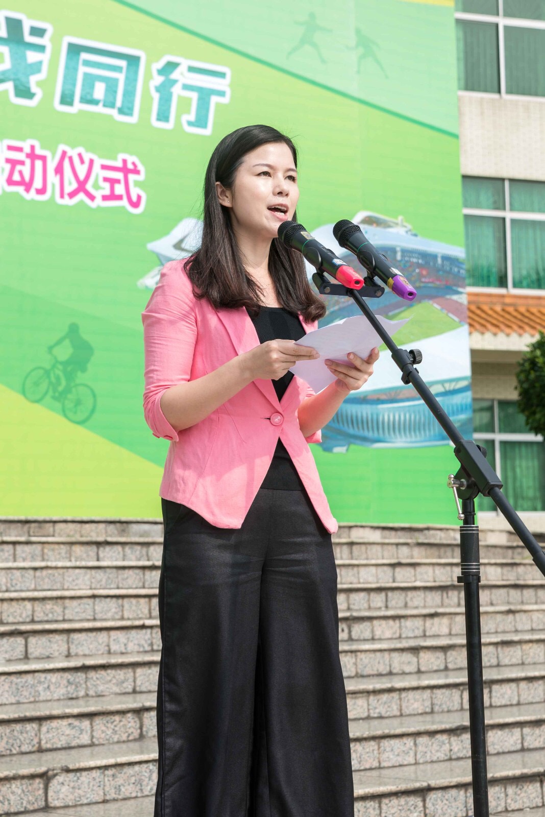 团市委书记唐莹致词,感谢志愿者们的热心付出,希望能有更多人积极参与